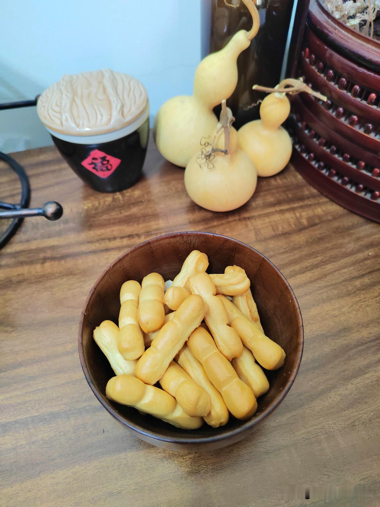 人老了，胃不给力了，五花八门的零食，也诱惑不了我这个小老太太。

逛商场，零食区