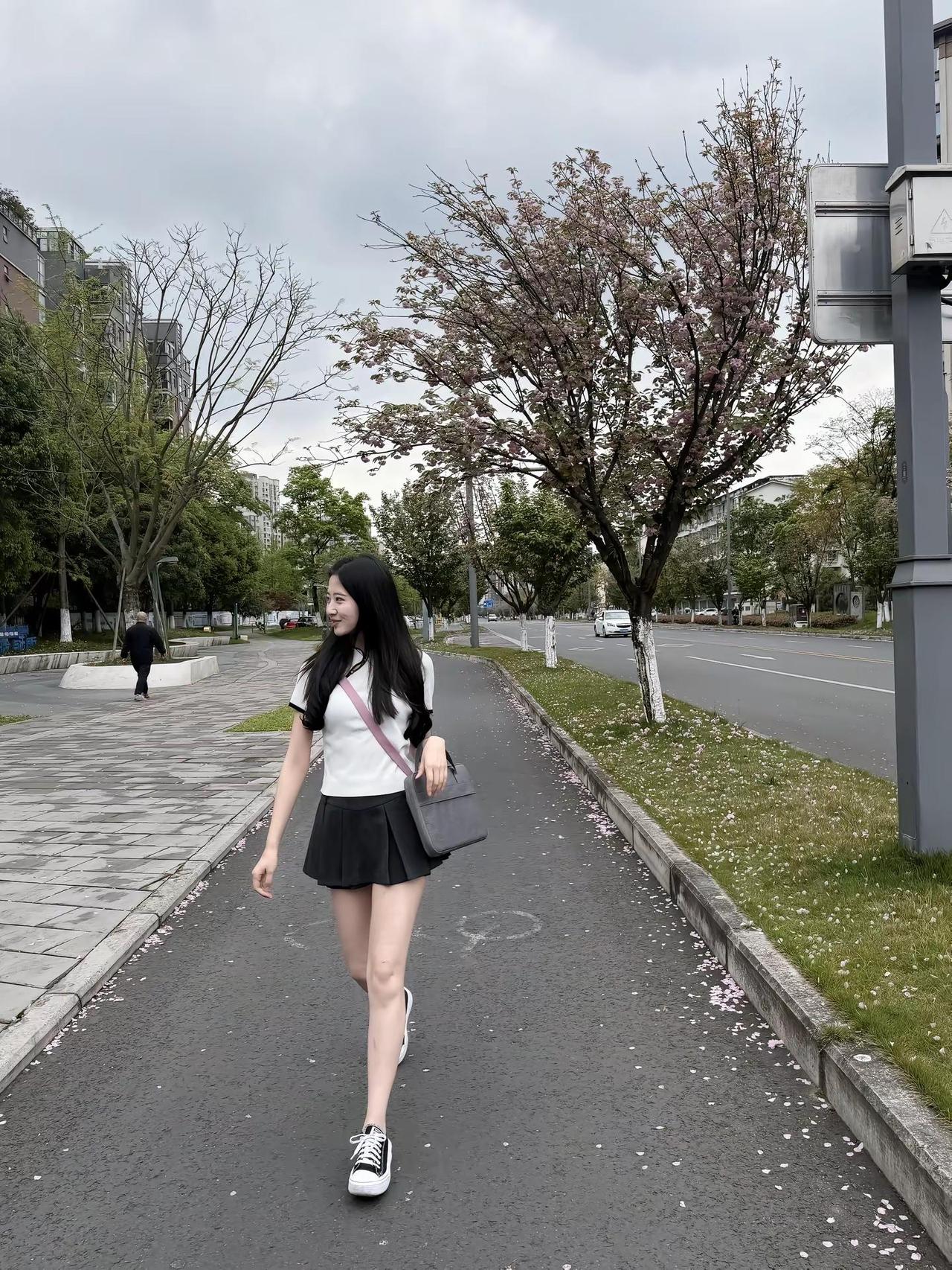 以前觉得难吃的蔬菜 苦涩的咖啡 无聊的独处 现在都喜欢入戏太深 日常 治愈系笑容