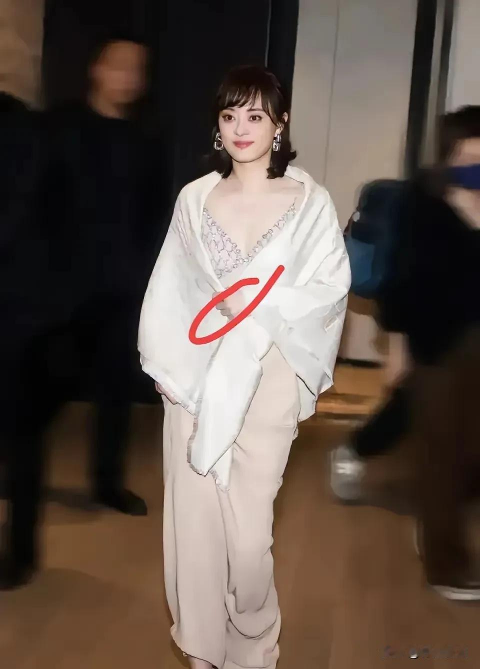 我朋友亲眼见过孙俪本人，

她说近距离接触跟电视上看差别还是很大的。

没想到