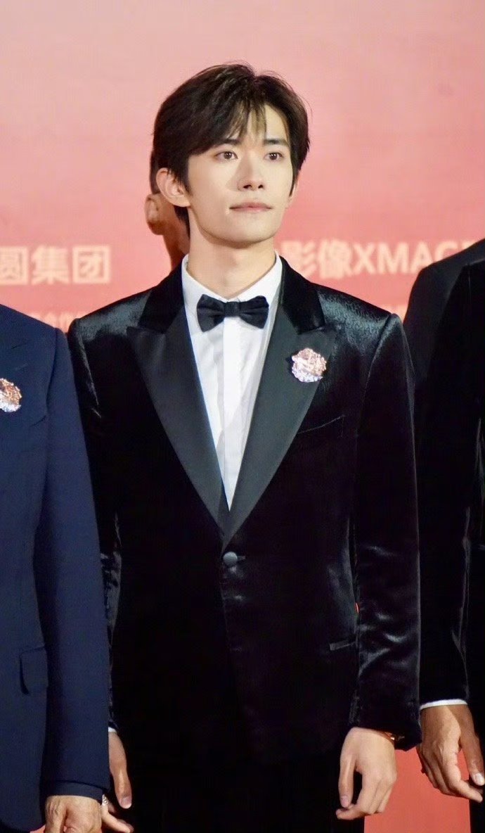   剧组亮相气势拉满！全员硬核诠释家国情怀，史诗质感扑面而来，超期待这部统一主题