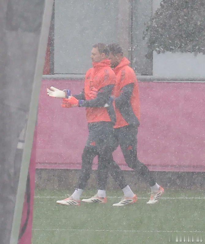 🚨曼努埃爾·諾伊爾在病癒後，昨天參加了最後一次訓練，幾乎肯定會在明天對陣弗賴堡