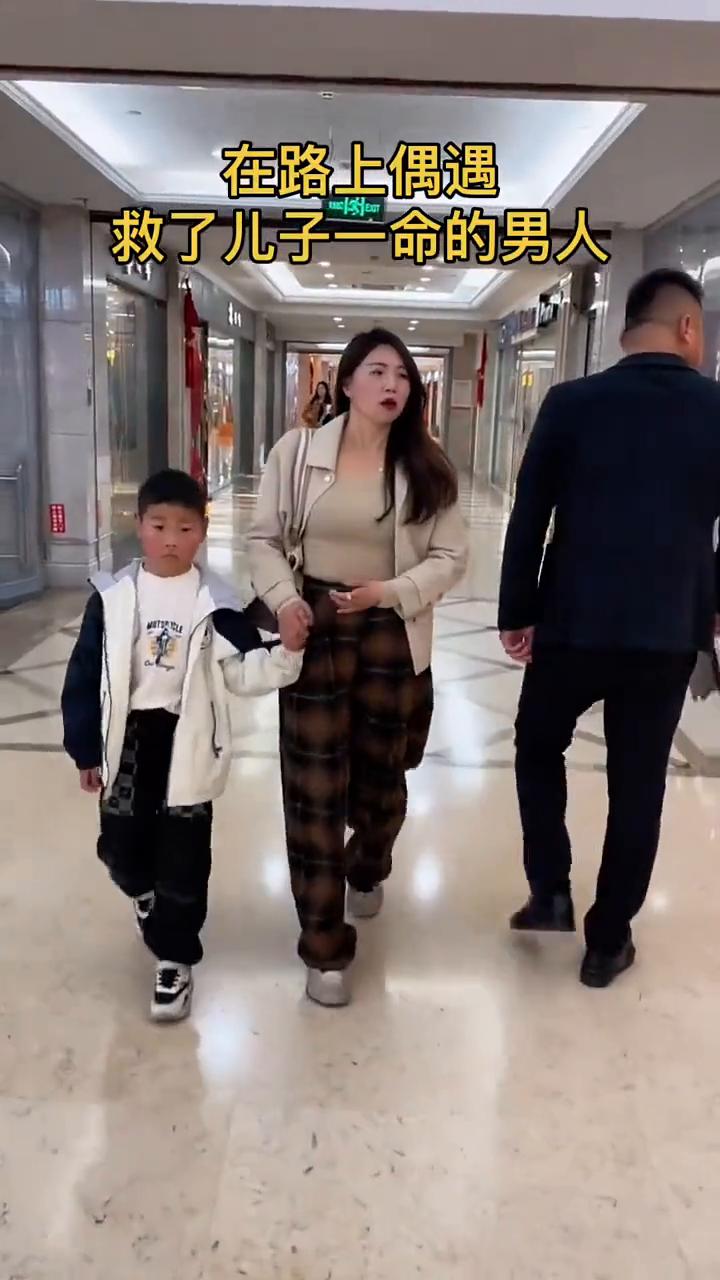 在路上偶遇救了儿子一命的男人。