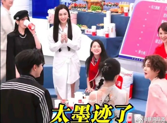 王濛李小冉小声蛐蛐全被拍了王濛李小冉小声蛐蛐被拍，好奇两位姐姐到底在聊些什么。 