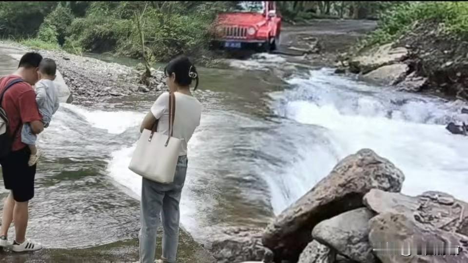 八渡河，湖北南漳的隐秘桃源，清澈溪流蜿蜒八道湾，负氧离子高到能‘仙气飘飘’。在这