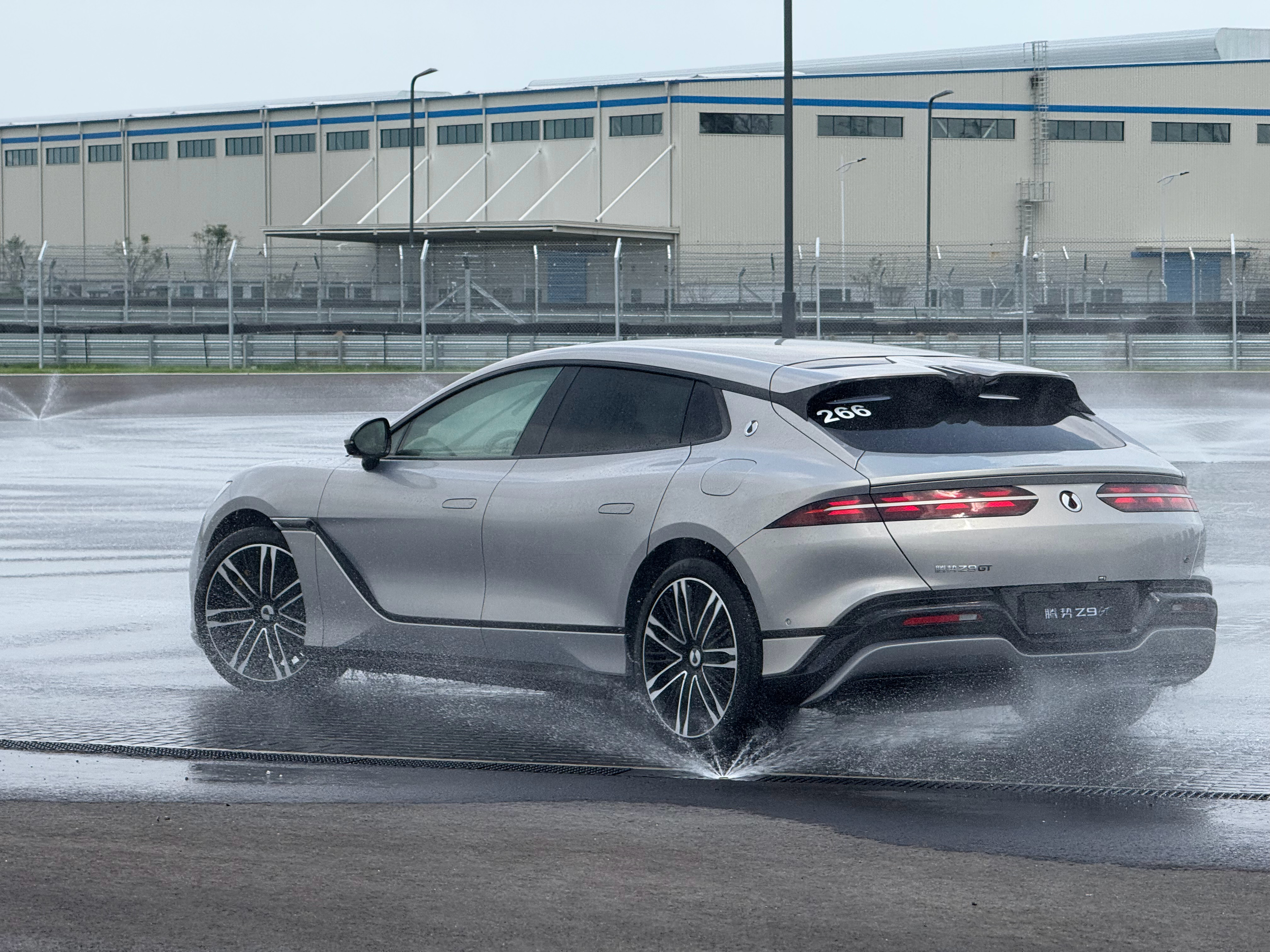 检验三电机控制能力的三条标准村GT飘移、直拔冰锅、圆规调头香槟塔对易三方不服的，