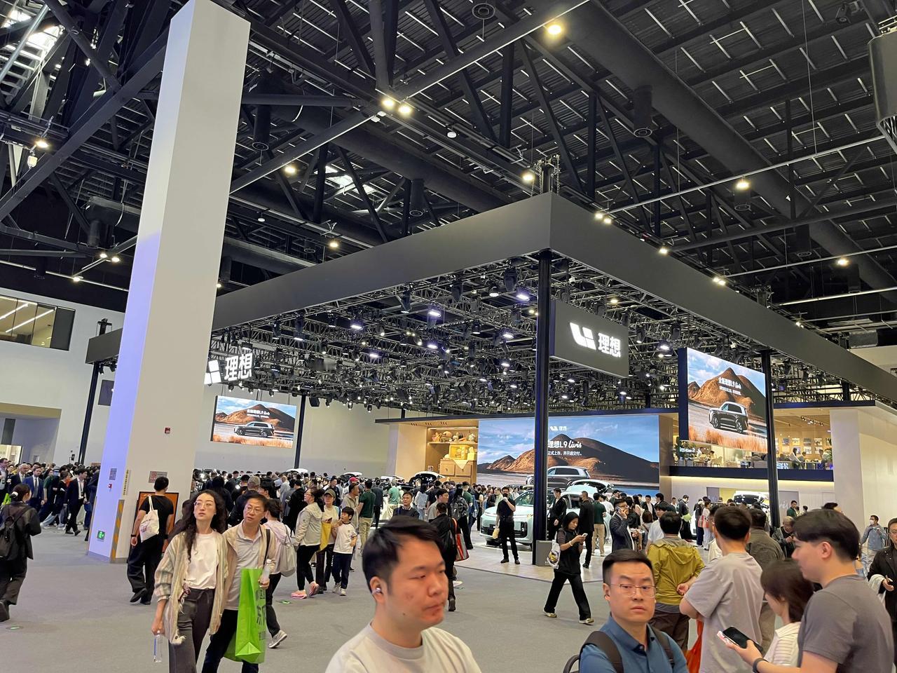 蔚小理米四家车企中，蔚来站台最大。

4月26日，2026北京车展首个观众日，去