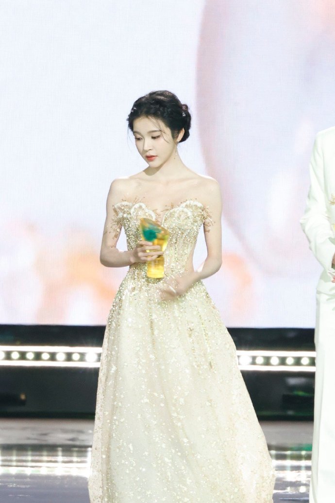 这个奖早该饶嘉迪拿了 星光大赏年度剧集新面孔奖花落饶嘉迪，太让人激动啦！她凭借扎