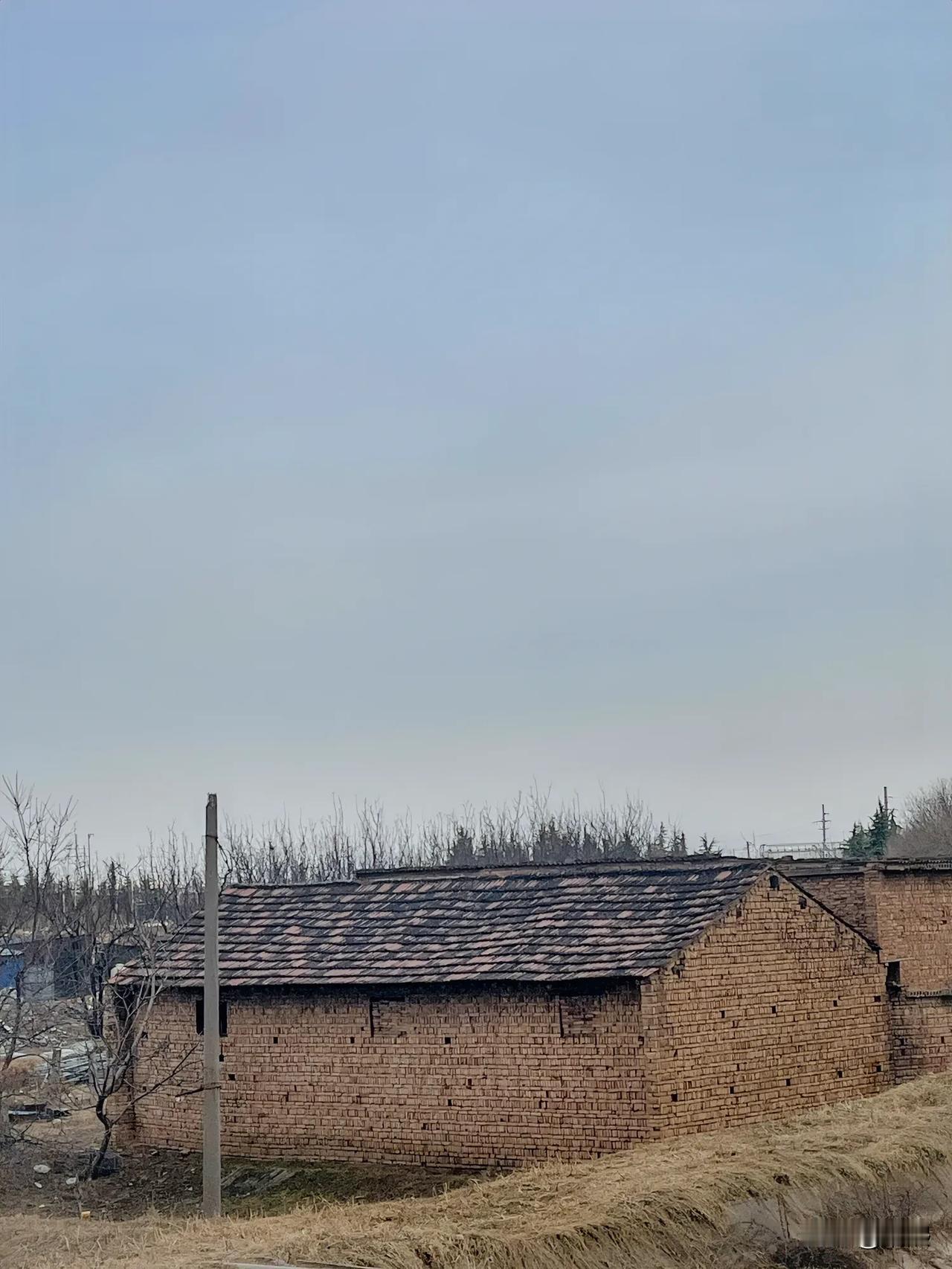 瓦屋村舍映斜阳，岁月静好入诗行！
傍晚时分，太阳收敛起刺眼的光芒，变成一个金灿灿