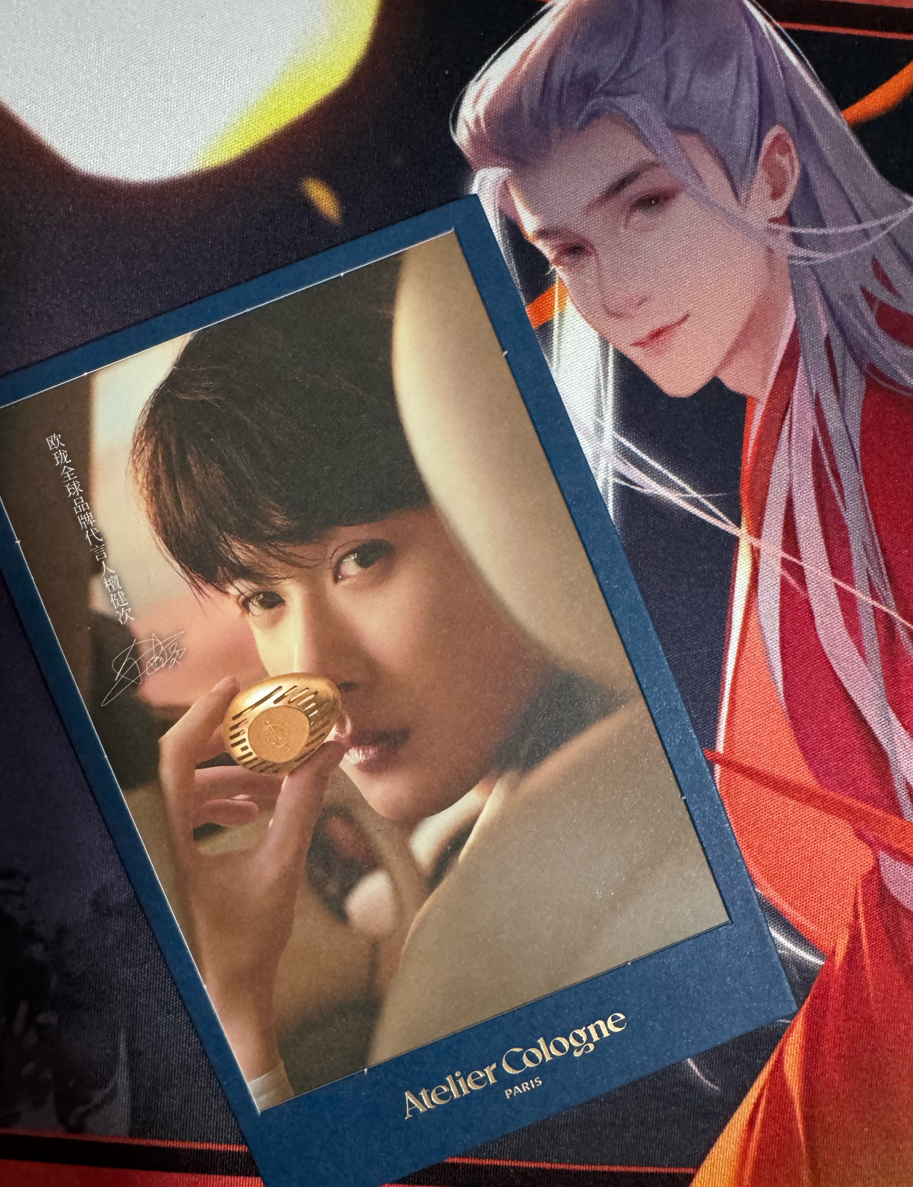 把香水喷在小卡上，每次拿起来凑近闻的时候，都感觉像在和他亲吻啊啊啊，这个留香片工