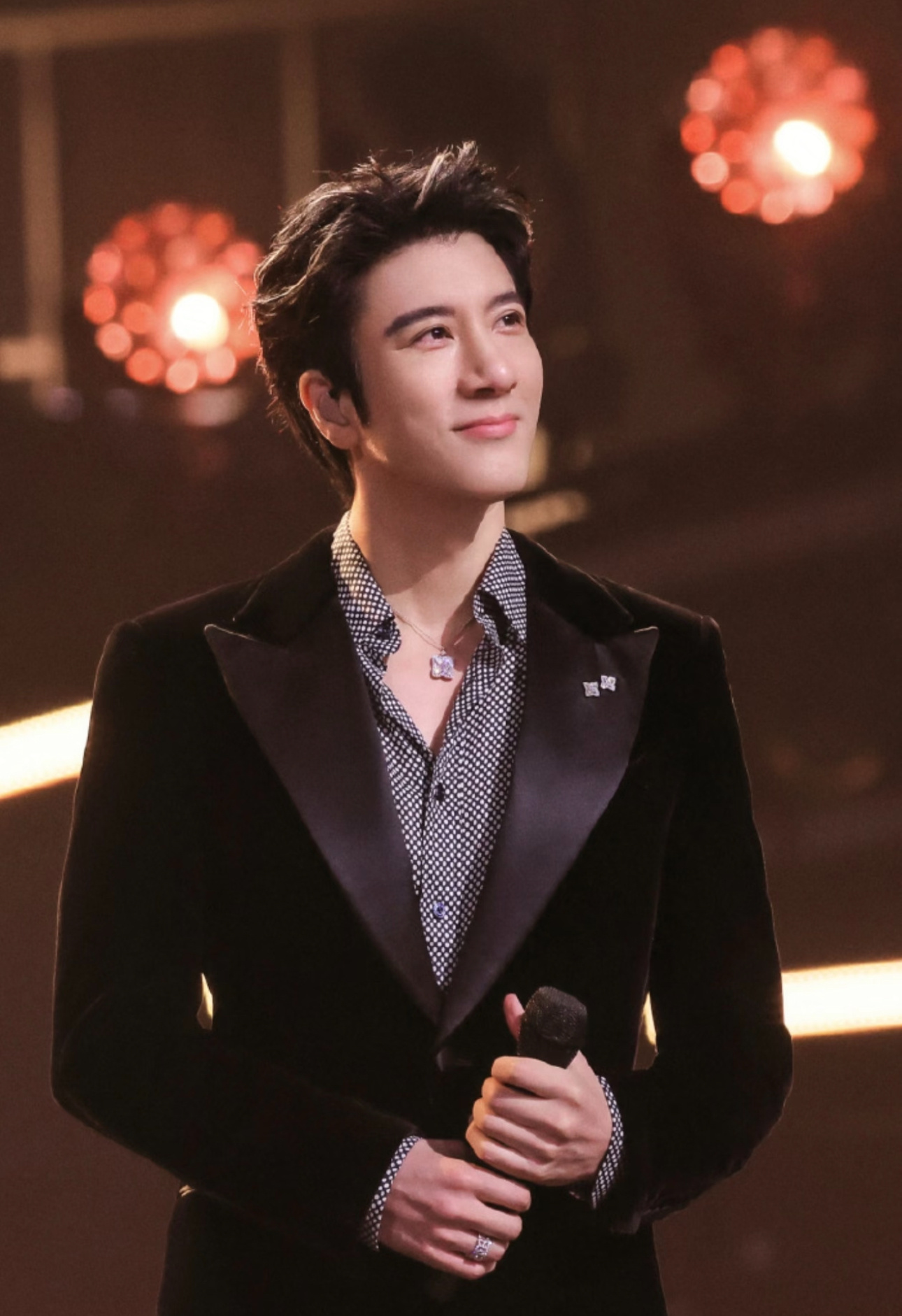 王力宏花期也太长了“王力宏花期长”成为网络热议话题。其巡演所到之处，不仅引发多代