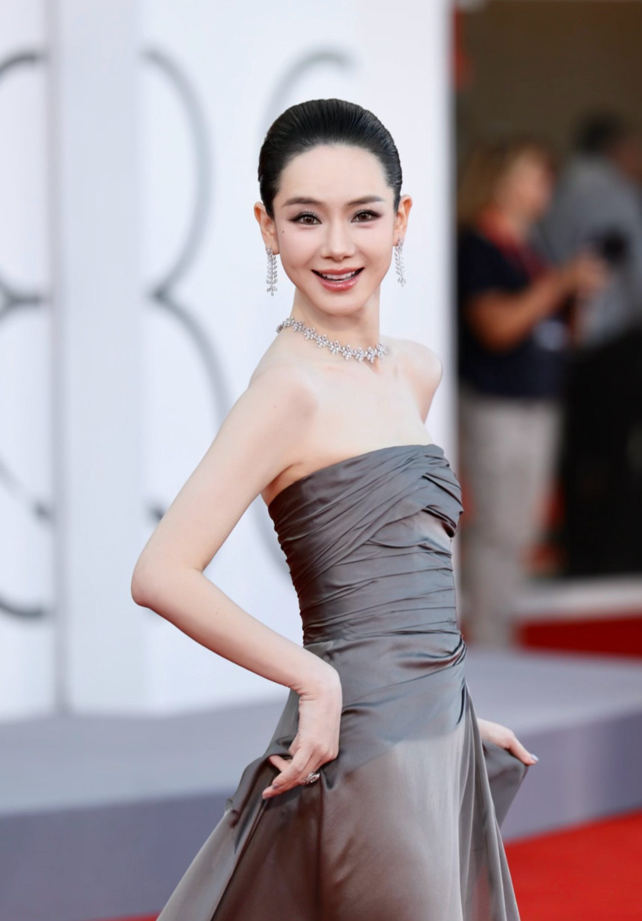戚薇回应小白是否可以做AI戚薇每天都用AI生成有意思的东西 “每个人都可以参与进