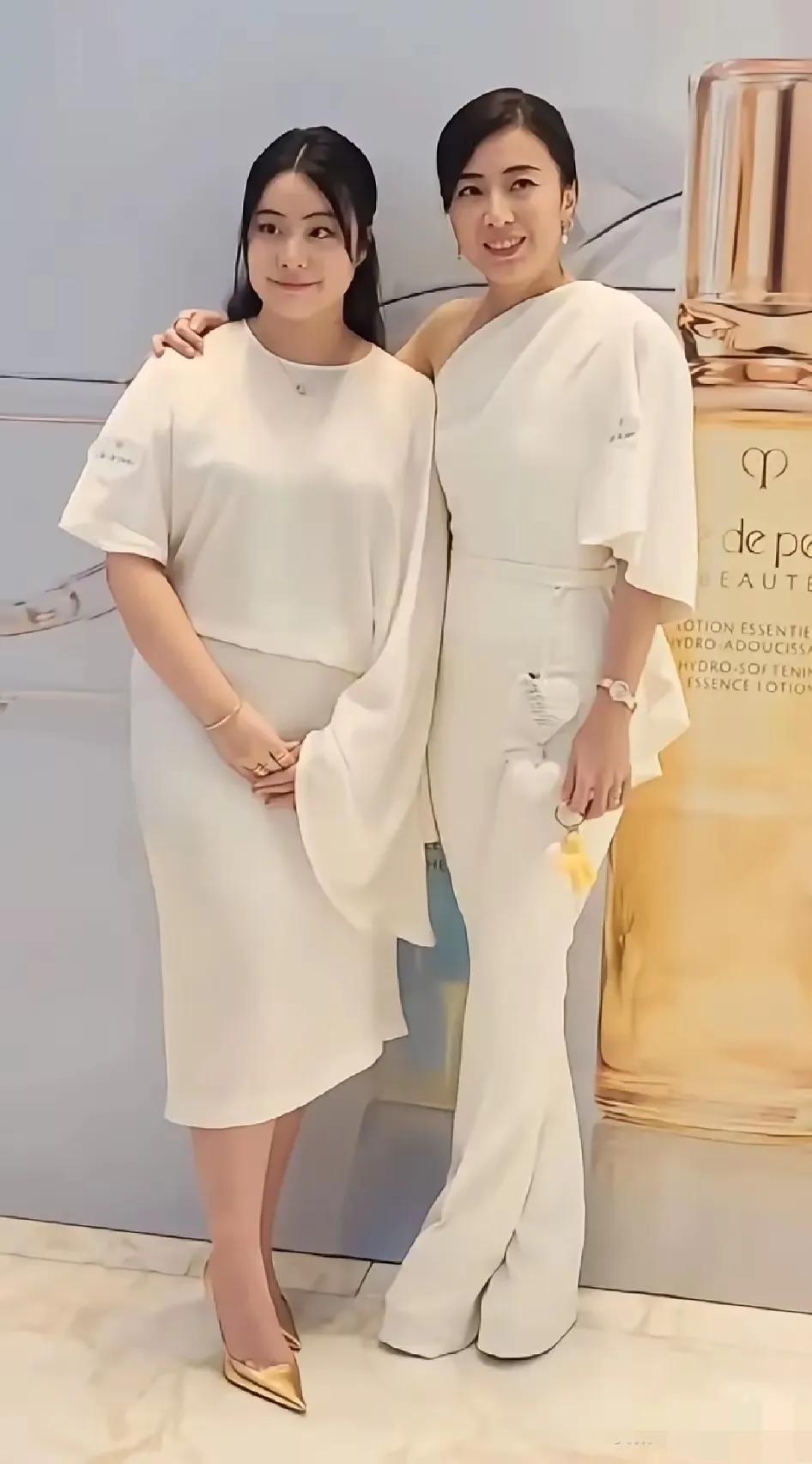 甘比和她16岁的女儿刘秀桦，女儿的长相更似爸爸。母女二人宛如姐妹花一般，皆极具富