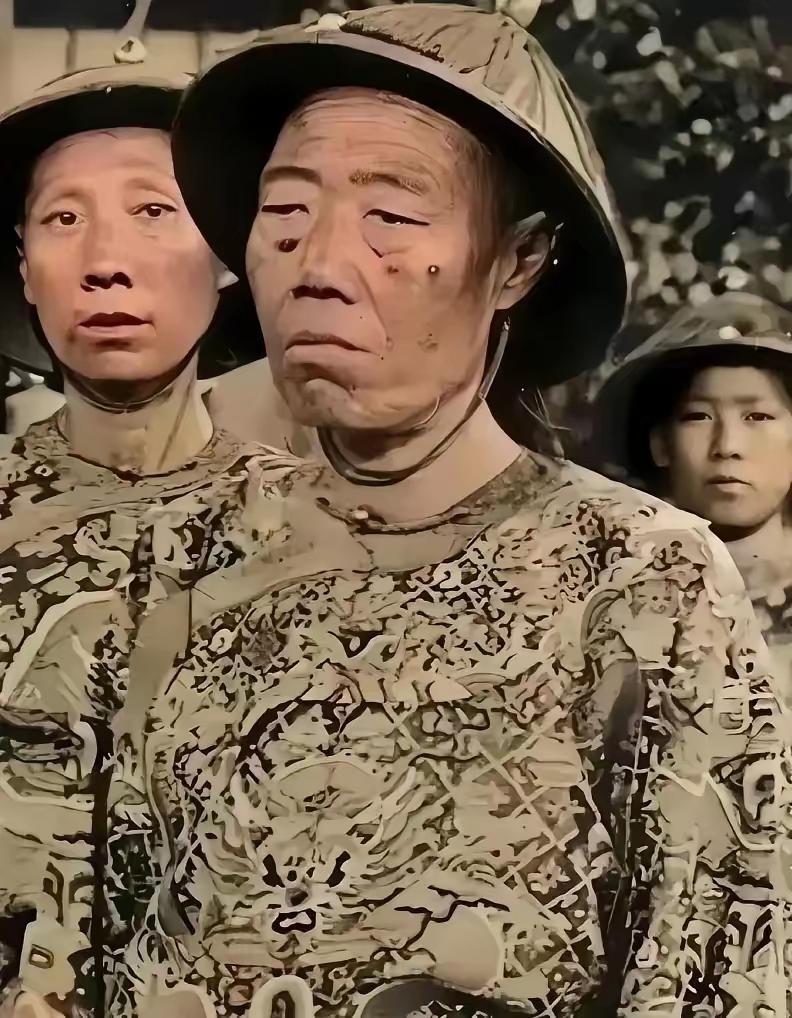 慈禧临终死死盯着李莲英，一个眼神，藏着生存的大智慧
 
最近刷到一段关于李莲英的