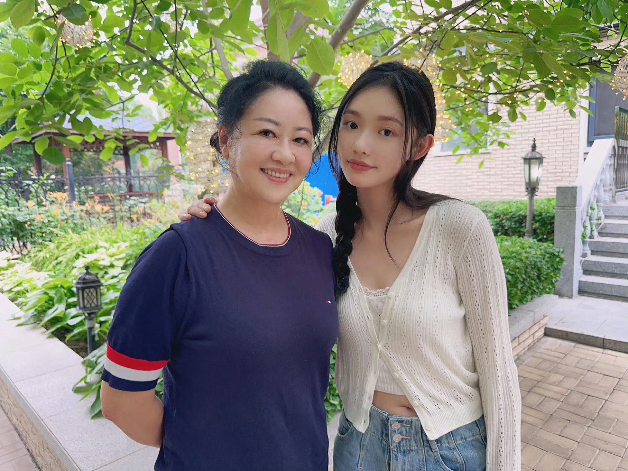 明星月嫂发林允合照 的确是的林允结婚没个影，就生孩子了，还是删了吧，不要误会大了