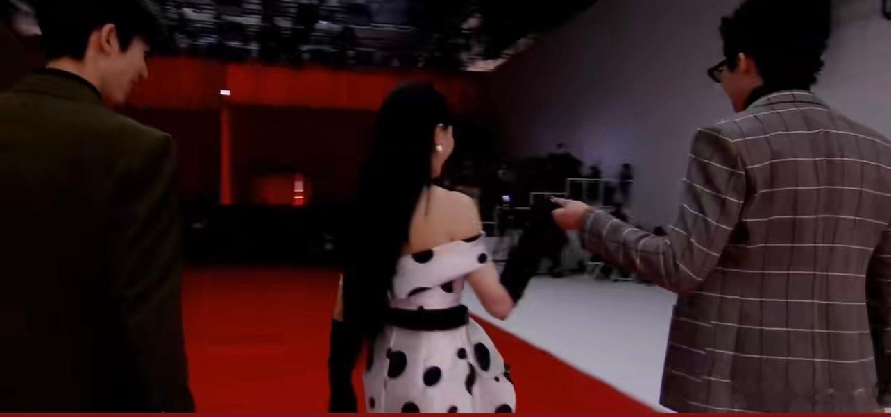 金靖星光大赏吃太好了 红毯整活+后台干饭双在线！状态好到发光，互动超有爱，搞笑又