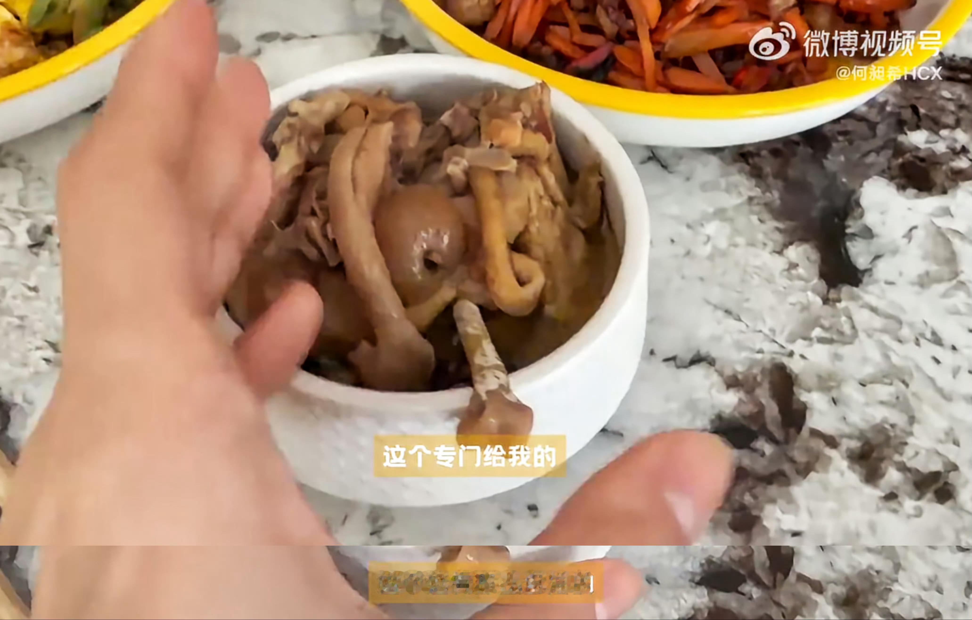 端上来的第一眼我觉得特别像狗食碗有没有