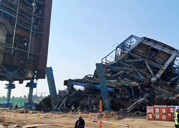 韩联社6号消息，韩国蔚山有一栋大型建筑突然倒塌了。目前已经救出了2个人，但估计现