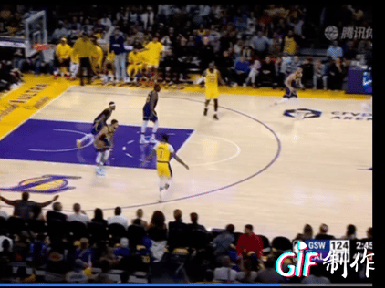 勇士大胜湖人
虽然詹姆斯拿到了33分7篮板11助攻
这一幕又引起了很大的争议
勇