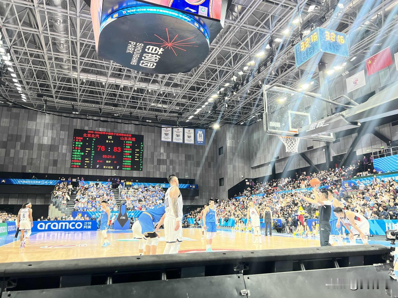 山东男篮客场击败北京首钢，后卫谢智杰表现神勇，敢打敢拼，敢突敢投，处理关键球时果