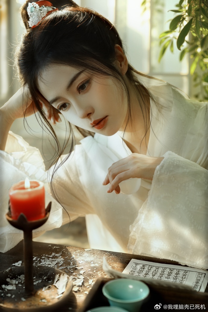 白鹿极致的孤独和疯飒感白鹿这组照片眉目清冷 白鹿这组照片眉目清冷，白鹿极致的孤独