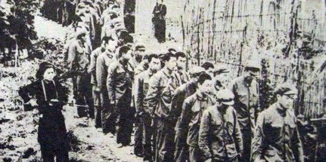 1979年，俘虏交换后，200多名战士终于回到祖国。他们刚刚跨过边境线，广州军区