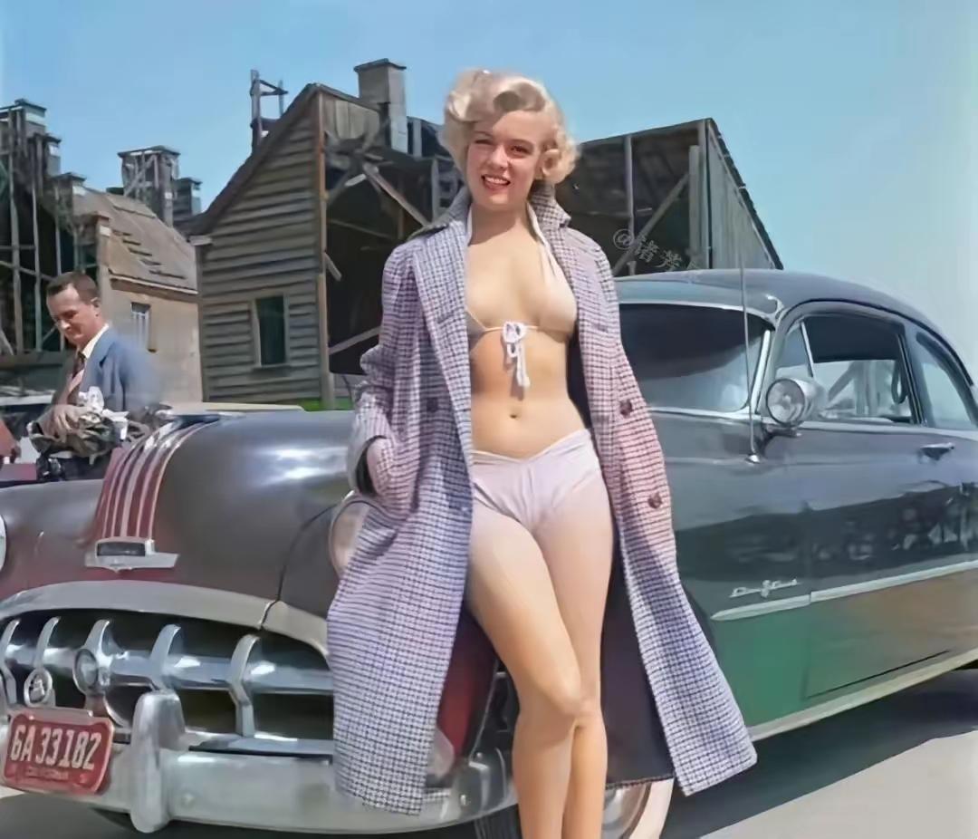 25岁玛丽莲·梦露（1951年洛杉矶好莱坞摄影棚拍摄）
​