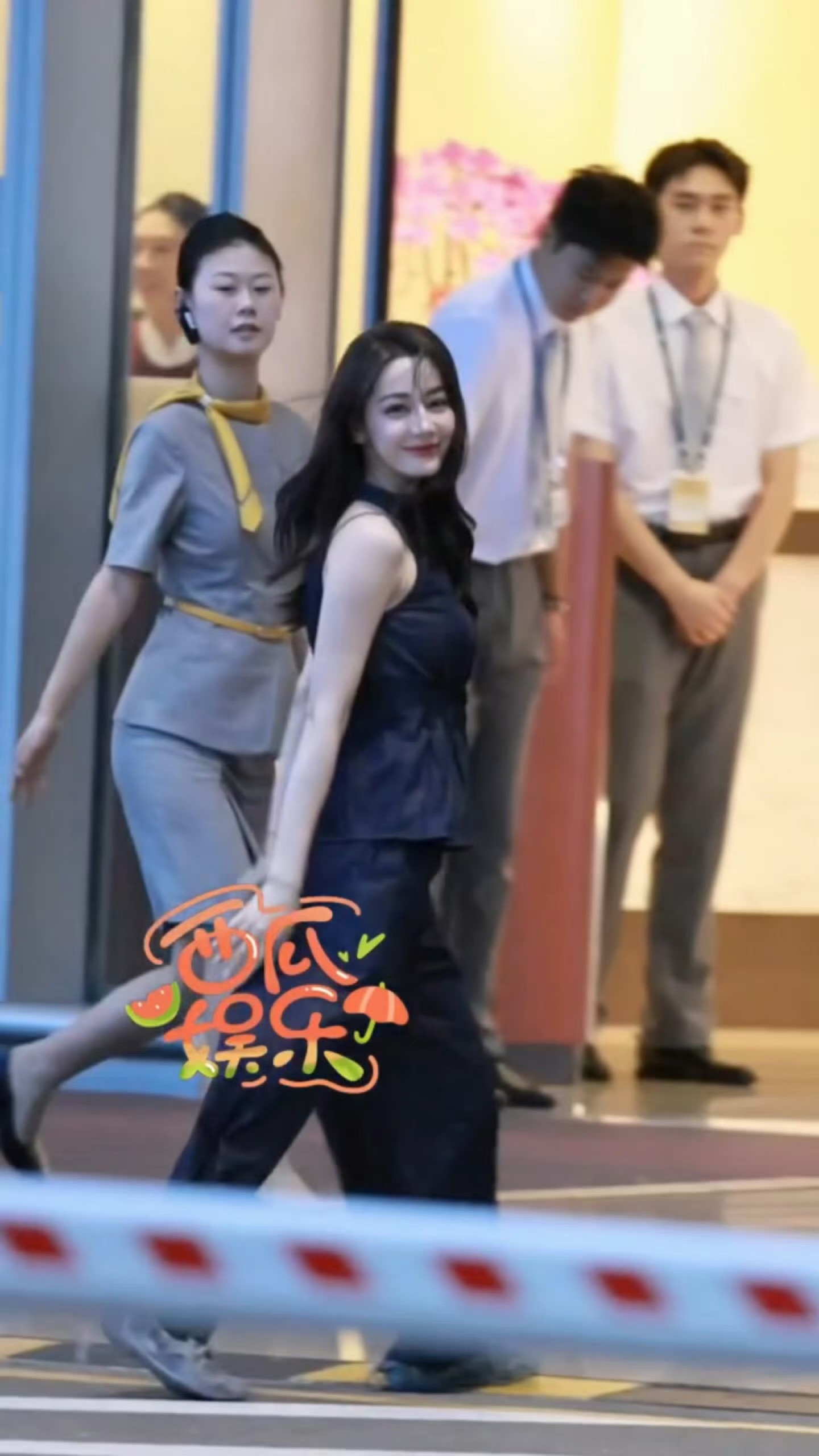 迪丽热巴给粉丝打招呼这段 阳光明媚的小女孩