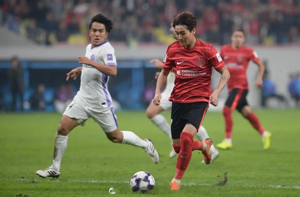 中超3队倒数！海港蓉城不胜，媒体人热议：内卷严重抑制中国足球 在周二进行的亚冠精