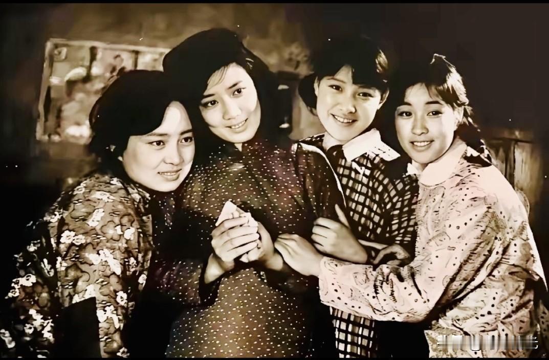 🎬 这是一张年代久远的老照片，是当年拍摄电影《许茂和他的女儿们》的间隙，四位主