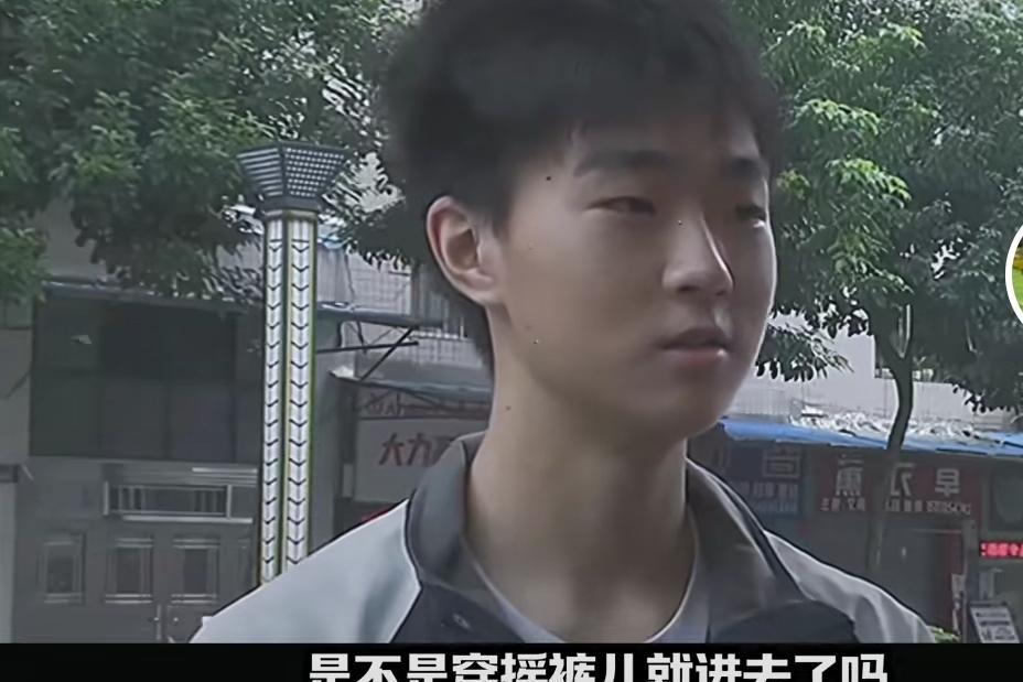 重庆高三生穿“摇裤”冲火海救人！阿姨一句话笑翻全网，细节太暖了
 
重庆一位高三