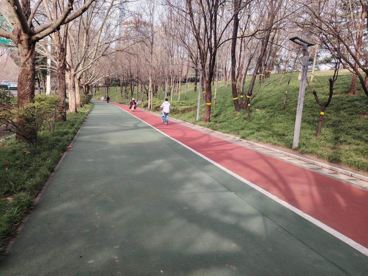 曾经为我洗衣裳，温言软语暖心房
曾经为我下厨房，羹汤暖胃亦暖肠
甜言蜜语恩爱长，