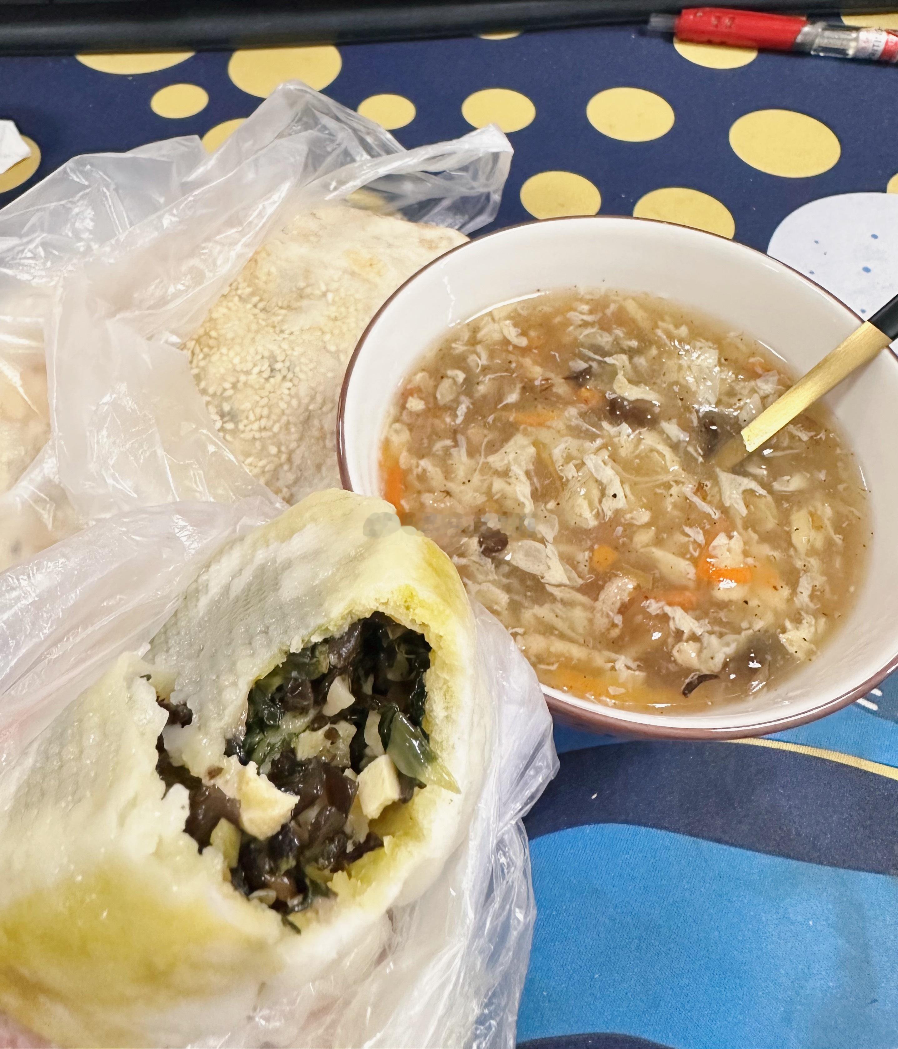 燃烧的陀螺仪  中午吃酸辣汤配菜包➕大饼🫓