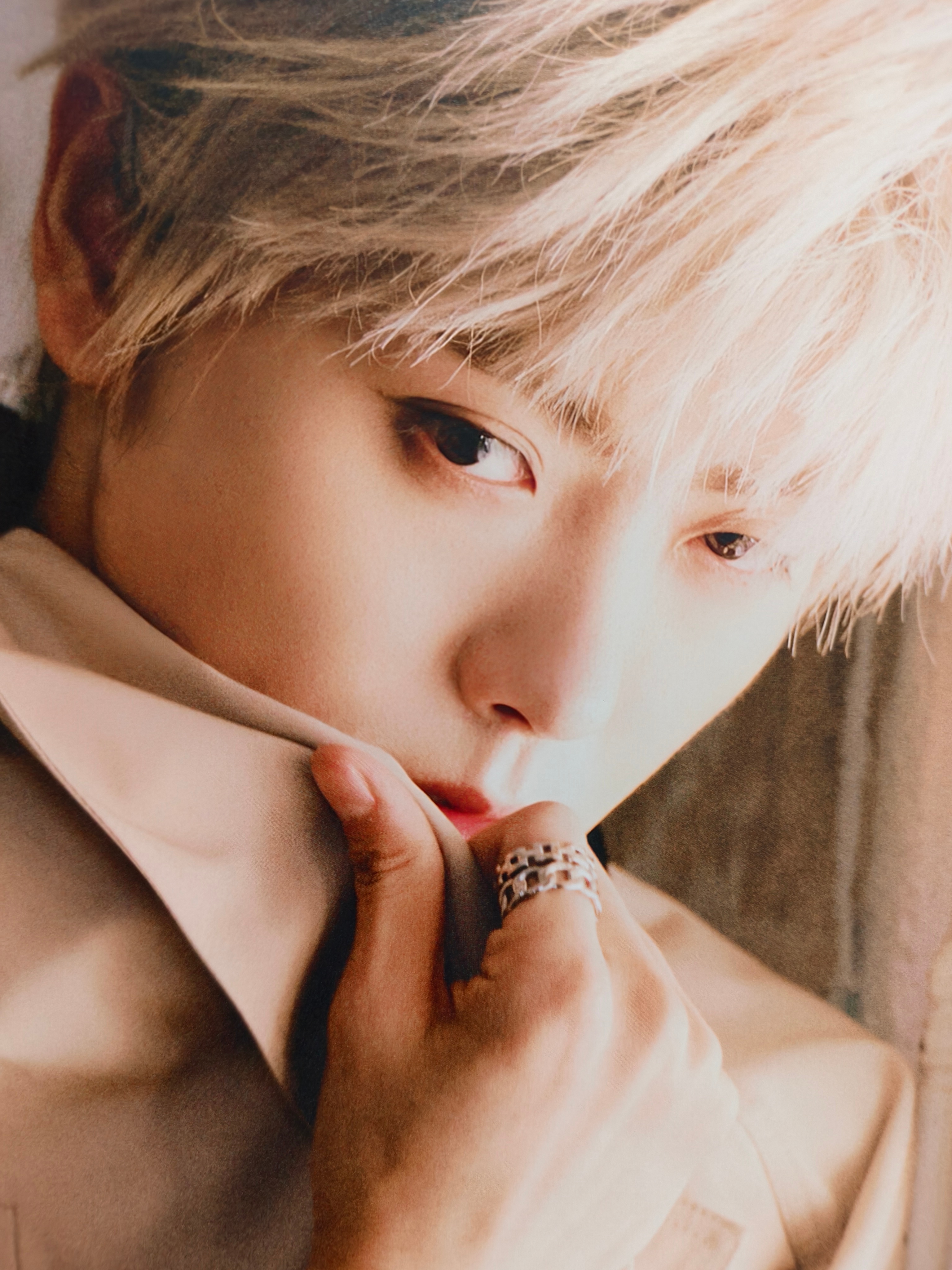 刚想起来 去年生日会的场刊里有白毛造型 假装一下 俺们都拥有了爱豆张七十的周边?