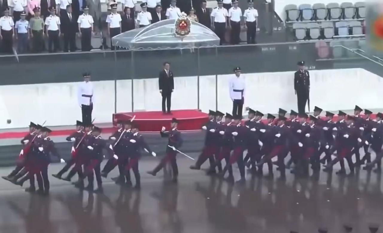 香港警队改走中式正步，彻底抛弃英国殖民地风格。国旗护卫队冒大雨升旗，动作铿锵有力