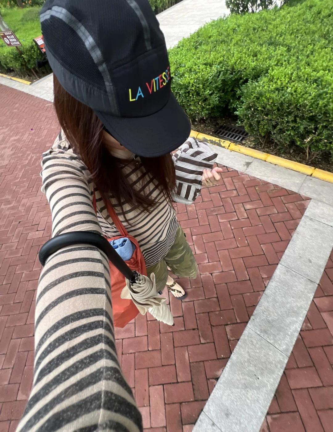 多云转晴⛅️
依旧是不喜欢下雨的我。
期待放晴天 风吹又日晒 天气阴晴不定