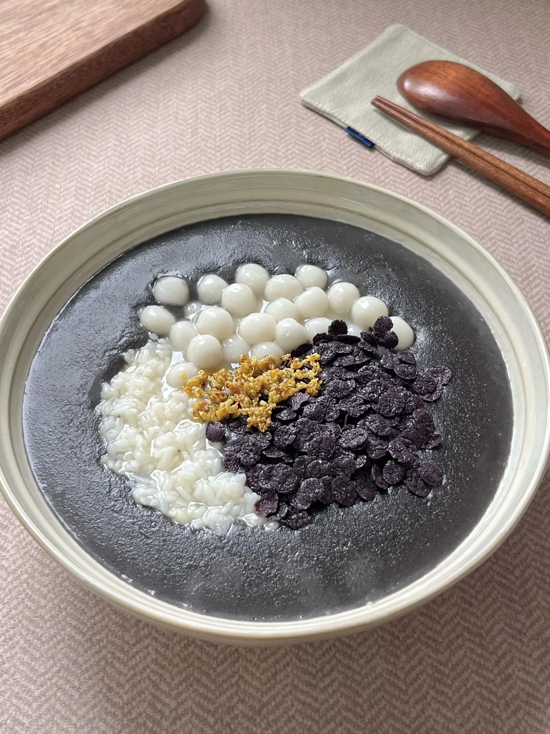 秋冬暖心搭配❗️温暖可口🤤黑芝麻小圆子☕️