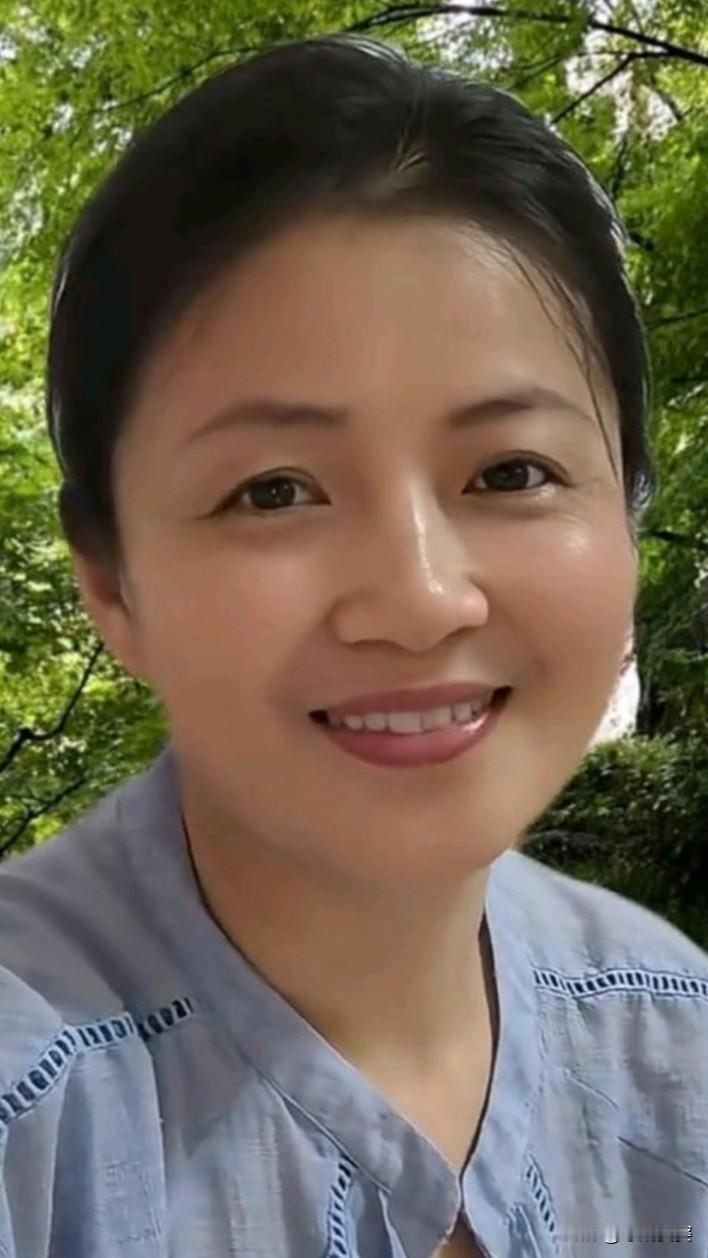 身上带着山林田园的清爽气息，温柔不是刻意装出来的，是乡土生活滋养出的天然温婉，朴