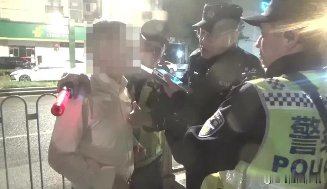 湖北武汉，男子和朋友聚餐时喝了不少酒，主打一个不听劝，非要开车回家。不料，路上遇