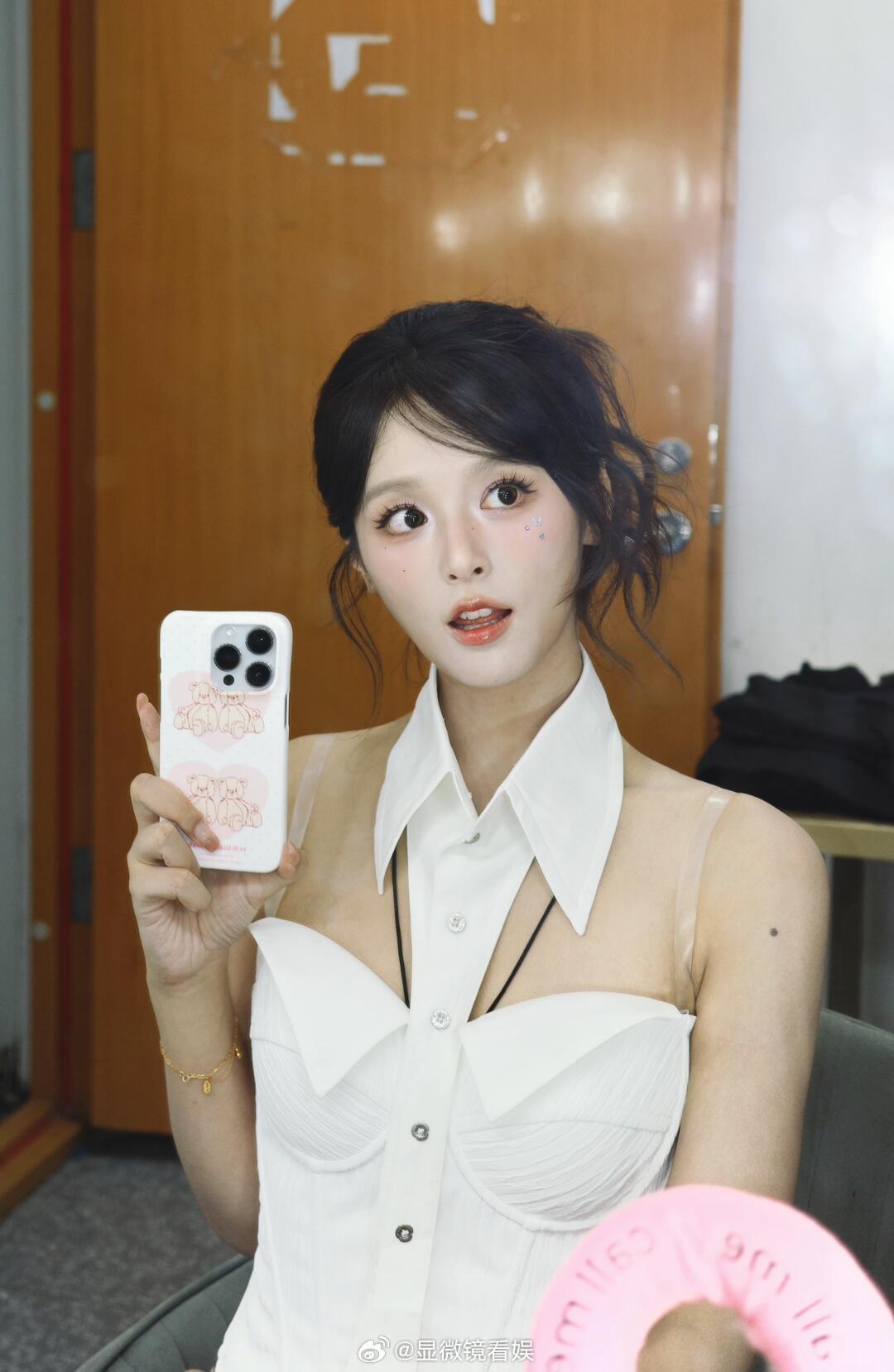 徐轸轸发文控诉前经纪人 在文中描述，合作中出现问题时，对方常以“我很慌怎么办”向