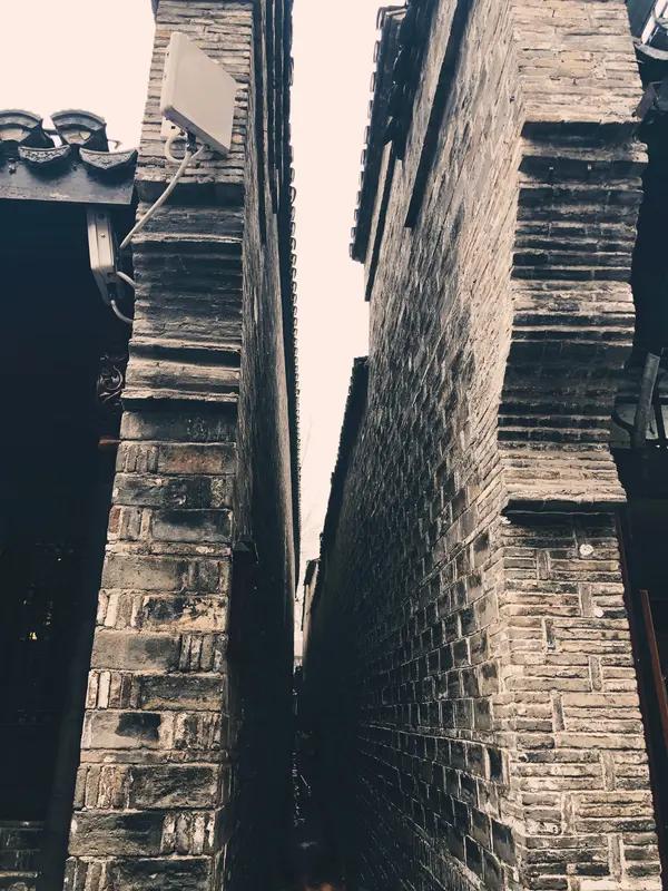 诚邀下联
上联：街宽巷窄；
下联：楼高店矮。
这个上联挺好玩，也挺难。
不知道我