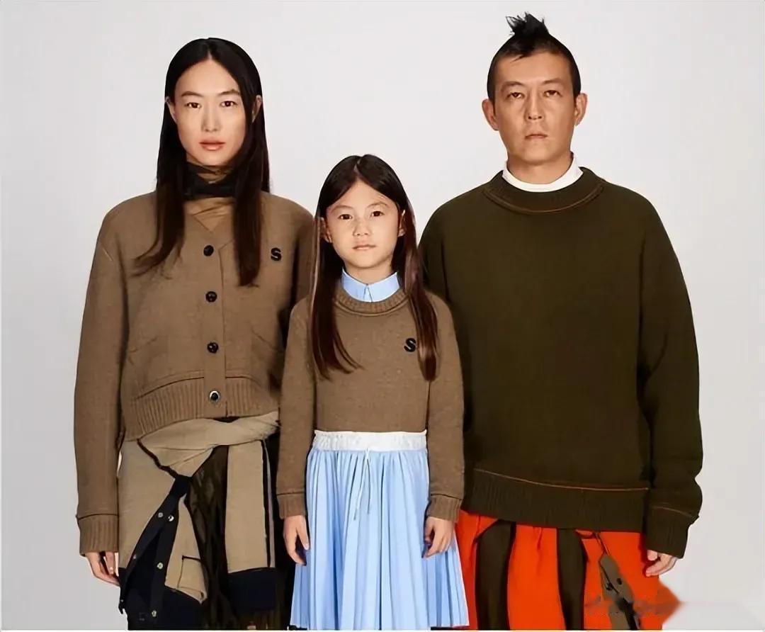 女儿跟媳妇儿活脱一个样儿，不仅五官长的像，身材长的更像，尤其是大长腿，一看就是个
