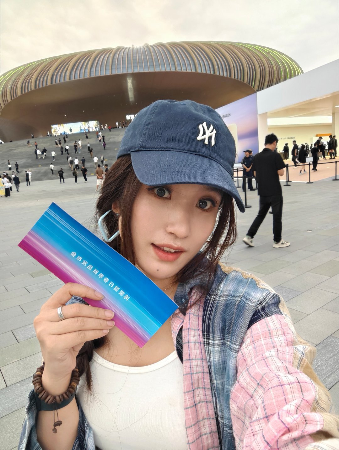 到鸿蒙智行春季新品发布会现场啦！不知道肖战来不来？看微博IP还在山东。好希望他过