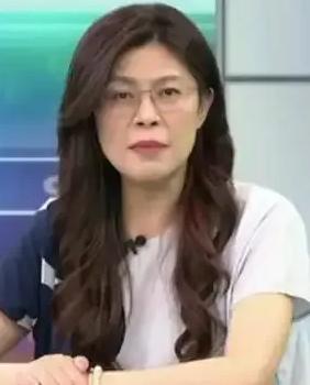 中国强硬回应：“奉陪到底！”台湾却成了“奉送到底”。
 
起因是台湾地区前立委郑