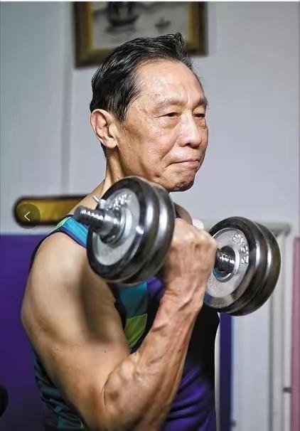 89岁的钟南山分享长寿秘诀，看完才明白，活得久的人都懂这3件事。
 
第一件，吃