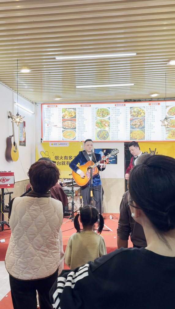 52平江西小炒店藏着一支厨师乐队52平烟火小店，藏着最动人的市井浪漫🌿三位中年