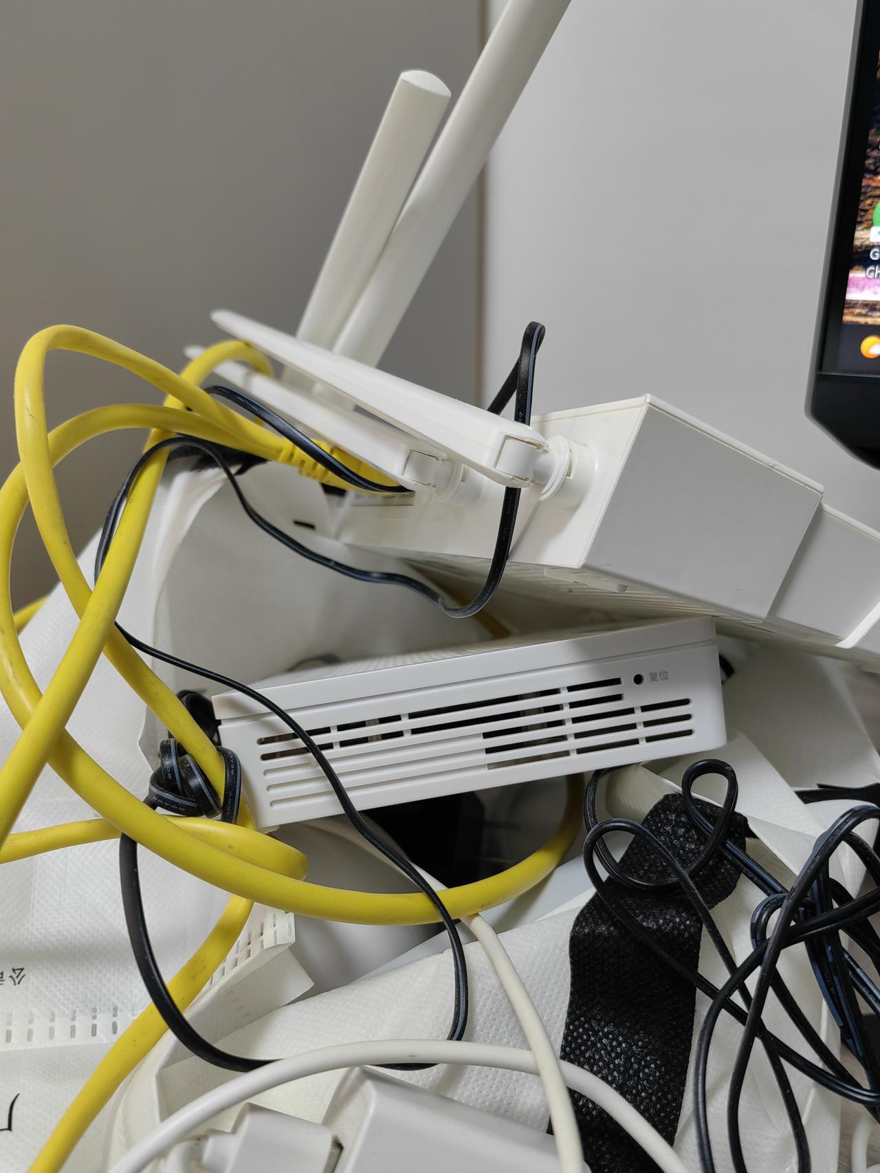 后面换到另外个办公的地方，想把网络迁移过来，电信的工作人员说啥网络被隔壁商场垄断