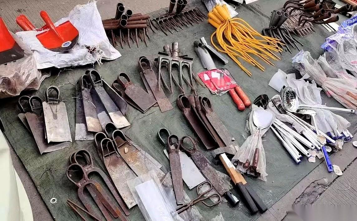 我跟你讲，今天半个武安城的人，估计都挤在这儿了。
不，可能还不止。
一年一度的大