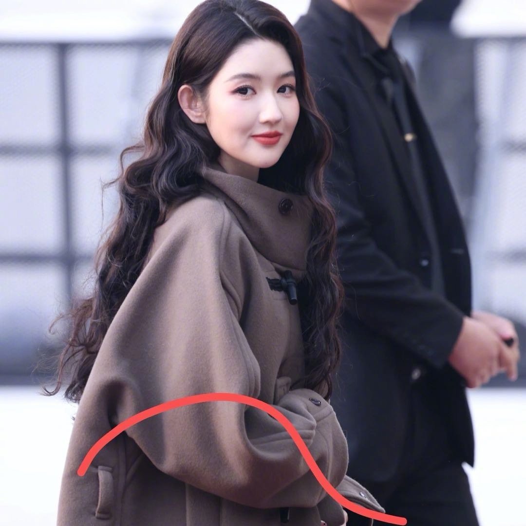 王玉雯红裙大波浪王玉雯时尚芭莎艺术大赏路透 王玉雯红裙大波浪真的好美啊 