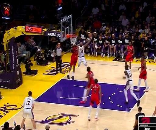 艾顿空篮没接到，斯玛特左手打铁送5分！
 
湖人球迷血压直接飙到180。快攻三打