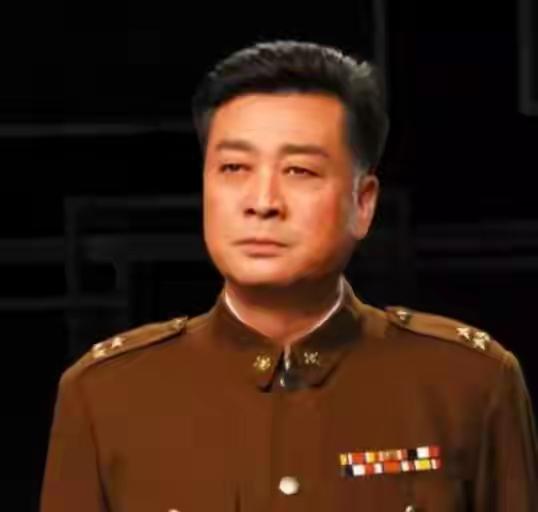 新中国成立后，中央原本安排傅作义担任国防委员会副主席，行政三级，级别已经不低。但
